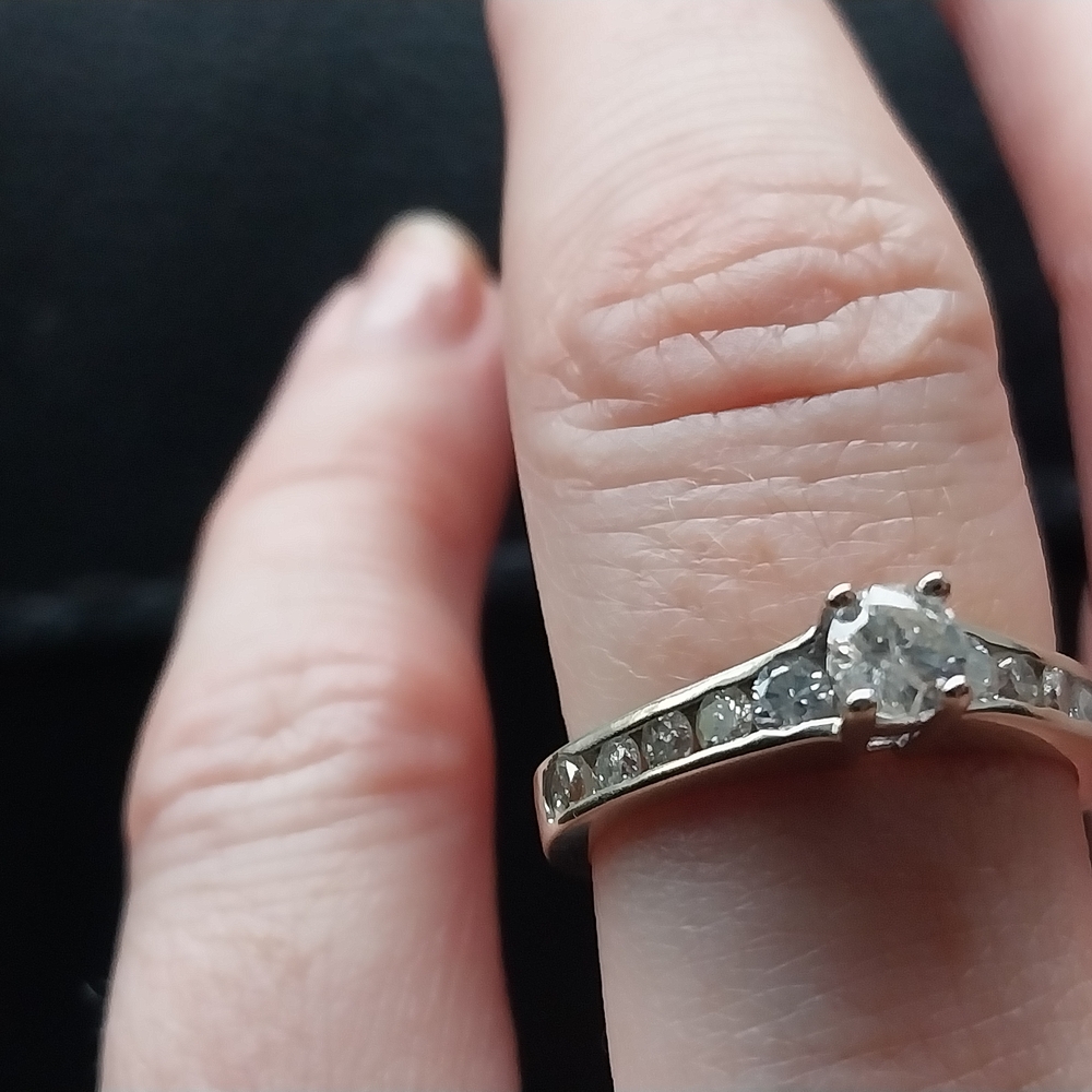 Elegant White Gold Women's Ring - Picture 2 of 5
